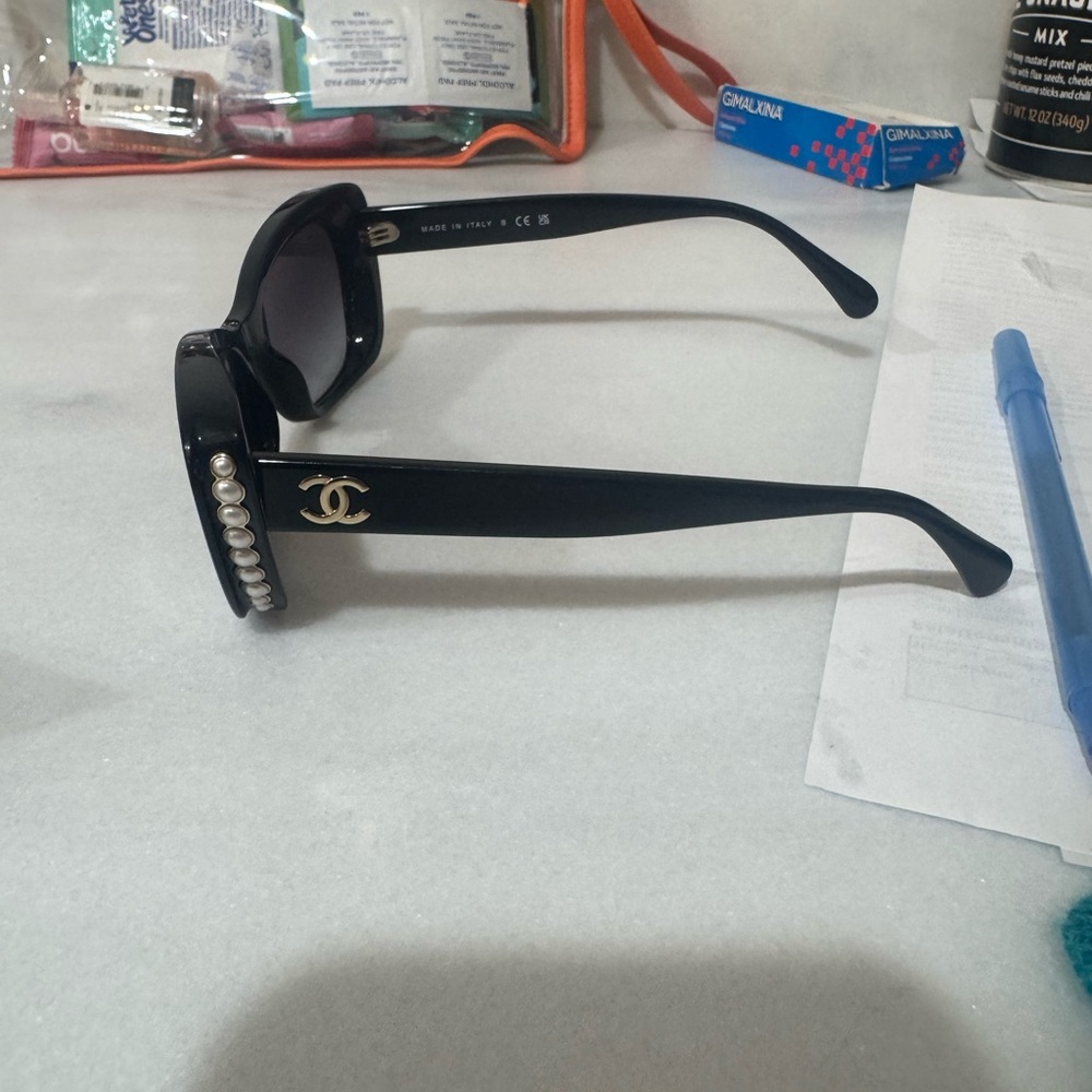 CHANEL Black Cat-Eye Sunglasses with pearl edges